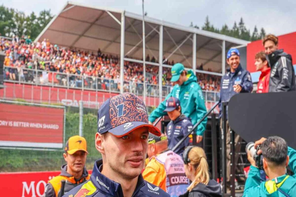 Gp Belgio: la pioggia ferma la gara a Spa, bandiera rossa in azione