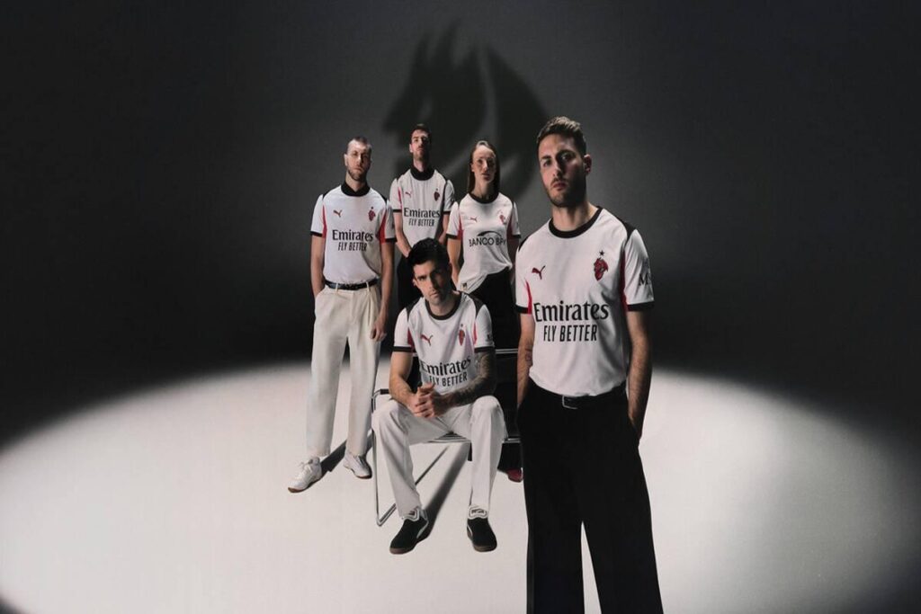 Il Milan svela la nuova maglia: il ritorno del 'Diavoletto' sorprende i tifosi