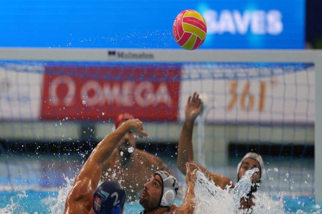 Italia conquista i quarti di finale: la Serbia cade ai rigori nella sfida di pallanuoto
