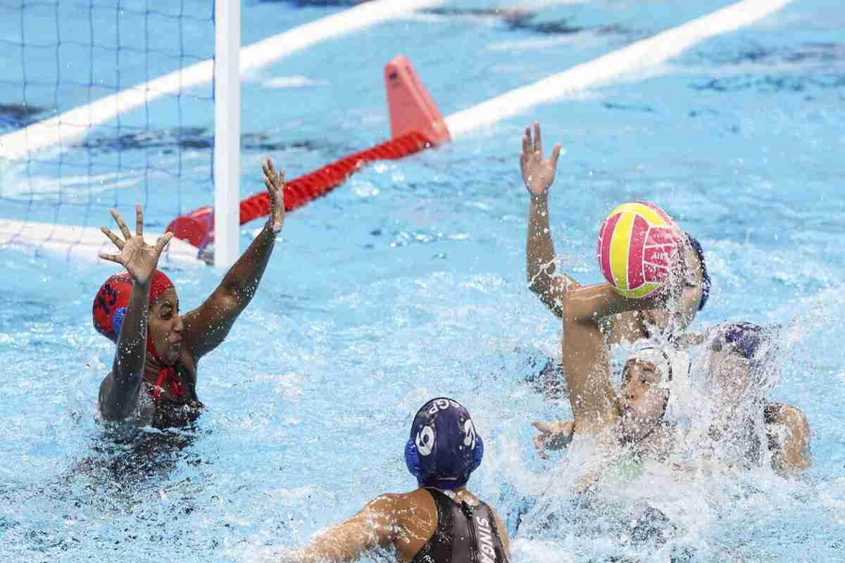 Pallanuoto: le azzurre travolgono Singapore e volano agli ottavi contro la Cina