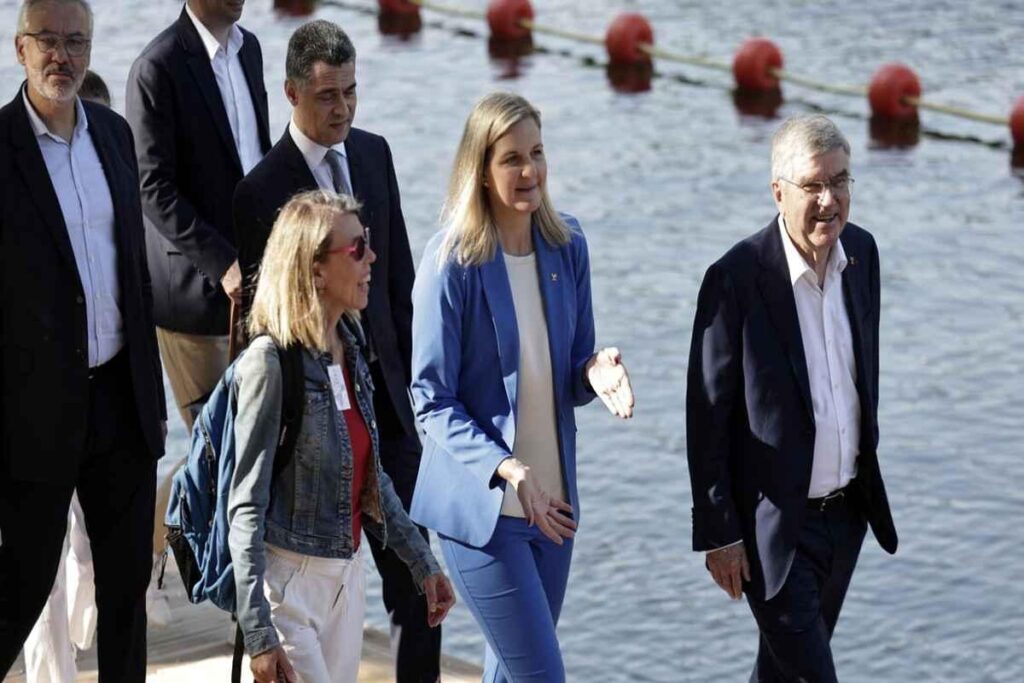 Parigi festeggia un anno dai Giochi con una straordinaria parata sulla Senna
