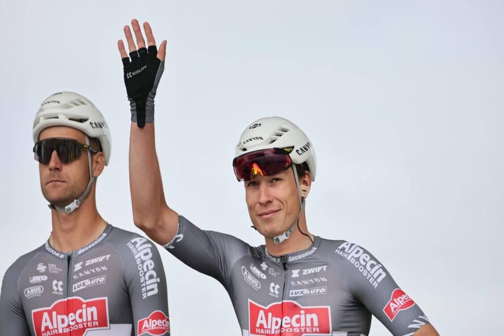 Philipsen conquista la prima tappa e indossa la maglia gialla