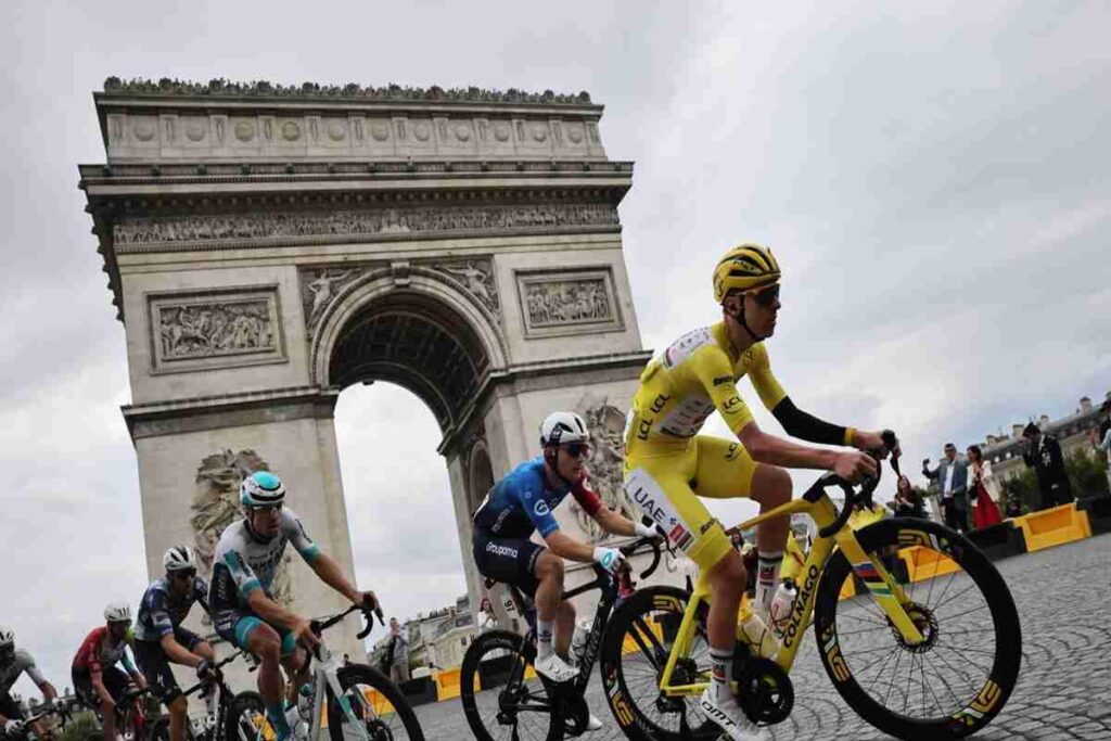 Pogacar trionfa al Tour de France mentre il Milan si aggiudica la maglia verde