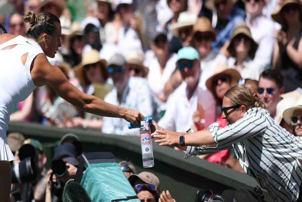 Sabalenka soccorre un tifoso colpito da malore a Wimbledon