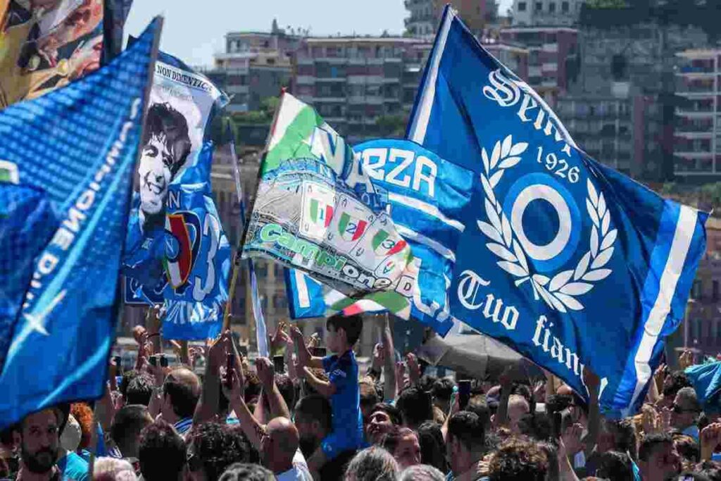Serie A: i ritiri iniziano, ma il Napoli allarga il gap nel mercato