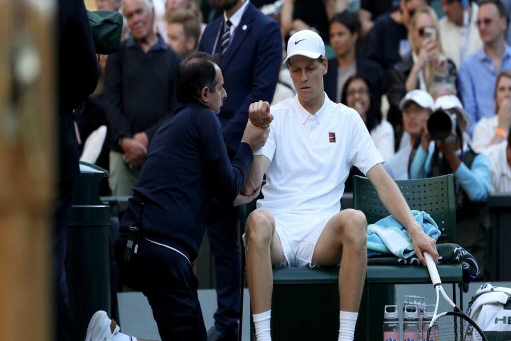 Sinner annuncia controlli al gomito prima della sfida di Wimbledon