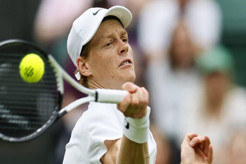 Sinner avanza agli ottavi di finale dopo aver battuto Martinez a Wimbledon