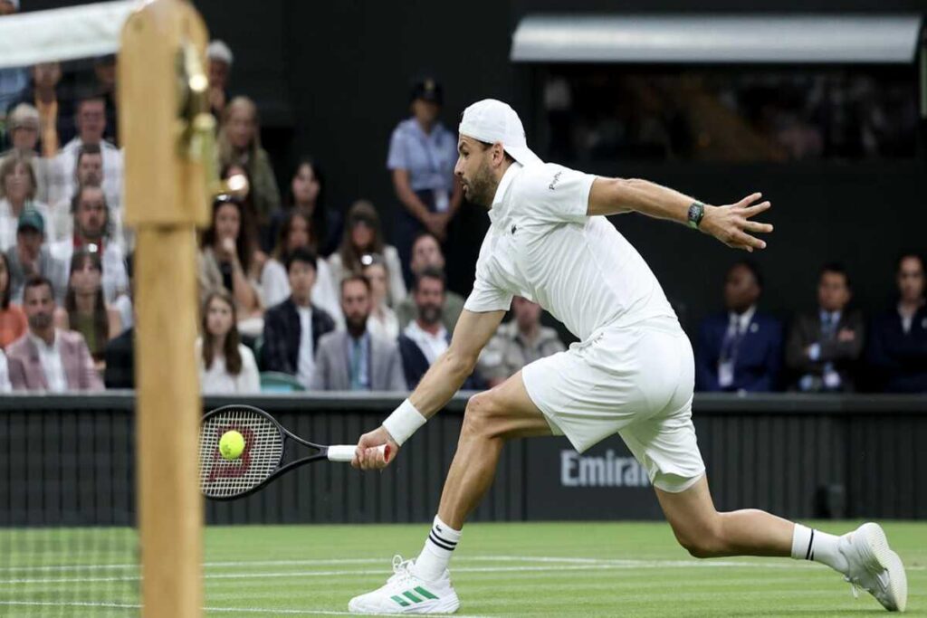 Sinner avanza ai quarti dopo il ritiro di Dimitrov a Wimbledon