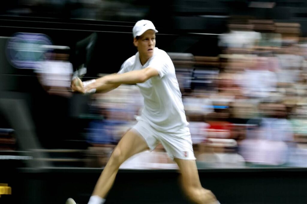 Sinner conquista il terzo turno di Wimbledon con una vittoria schiacciante su Vukic