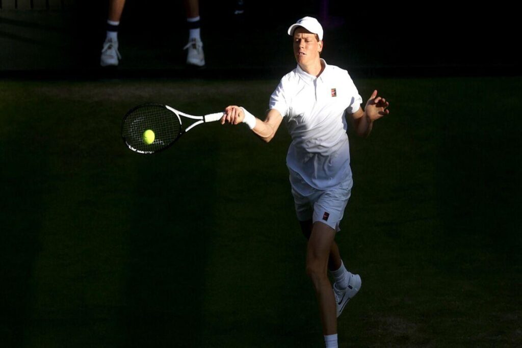 Sinner supera il test a Wimbledon e si allena con un manicotto sul gomito