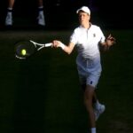 Sinner supera il test a Wimbledon e si allena con un manicotto sul gomito