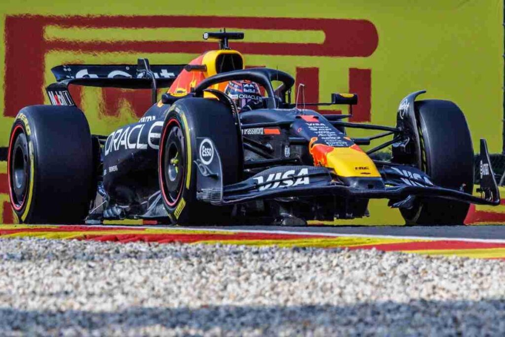 Verstappen e il duello strategico con le McLaren: un gioco di astuzia e velocità
