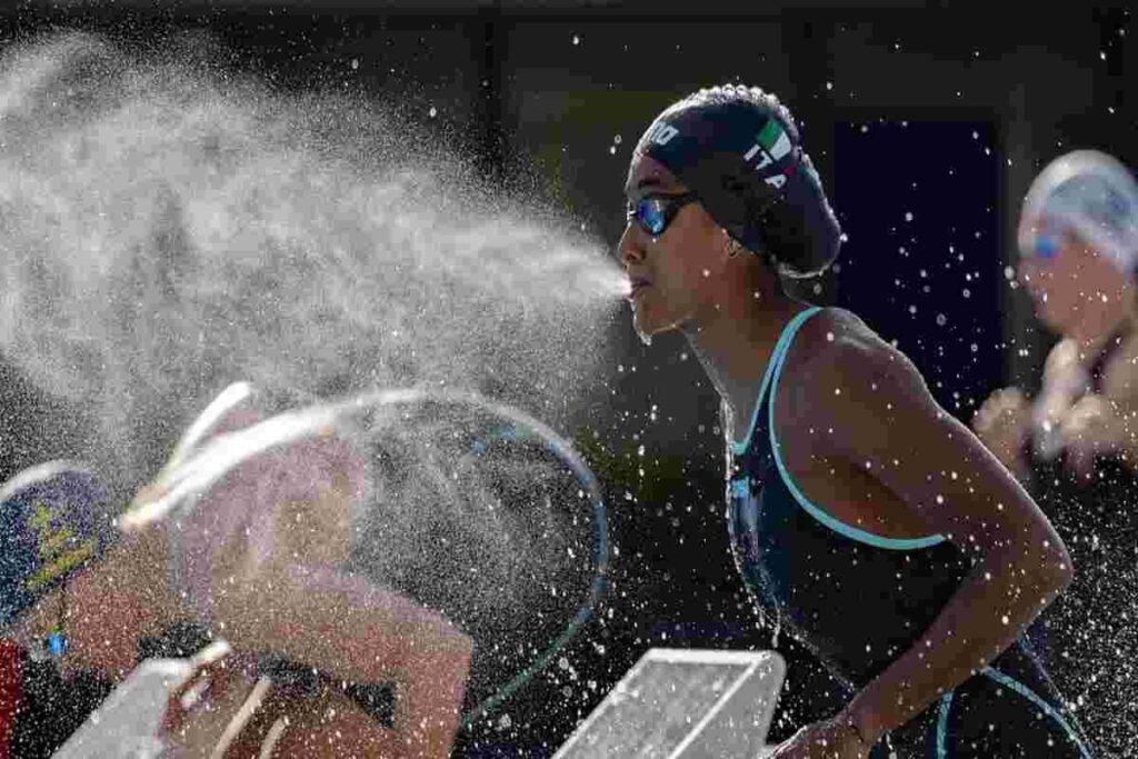 Curtis fa la storia ai mondiali di nuoto e risponde al razzismo con il suo talento