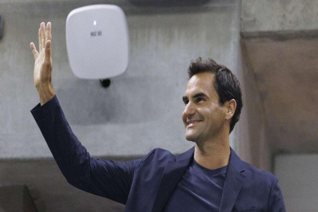 Federer sorprende i fan con un ritorno in campo a Shanghai
