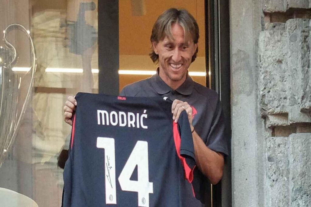 Modric incanta i tifosi: il suo primo bagno di folla allo store Milan