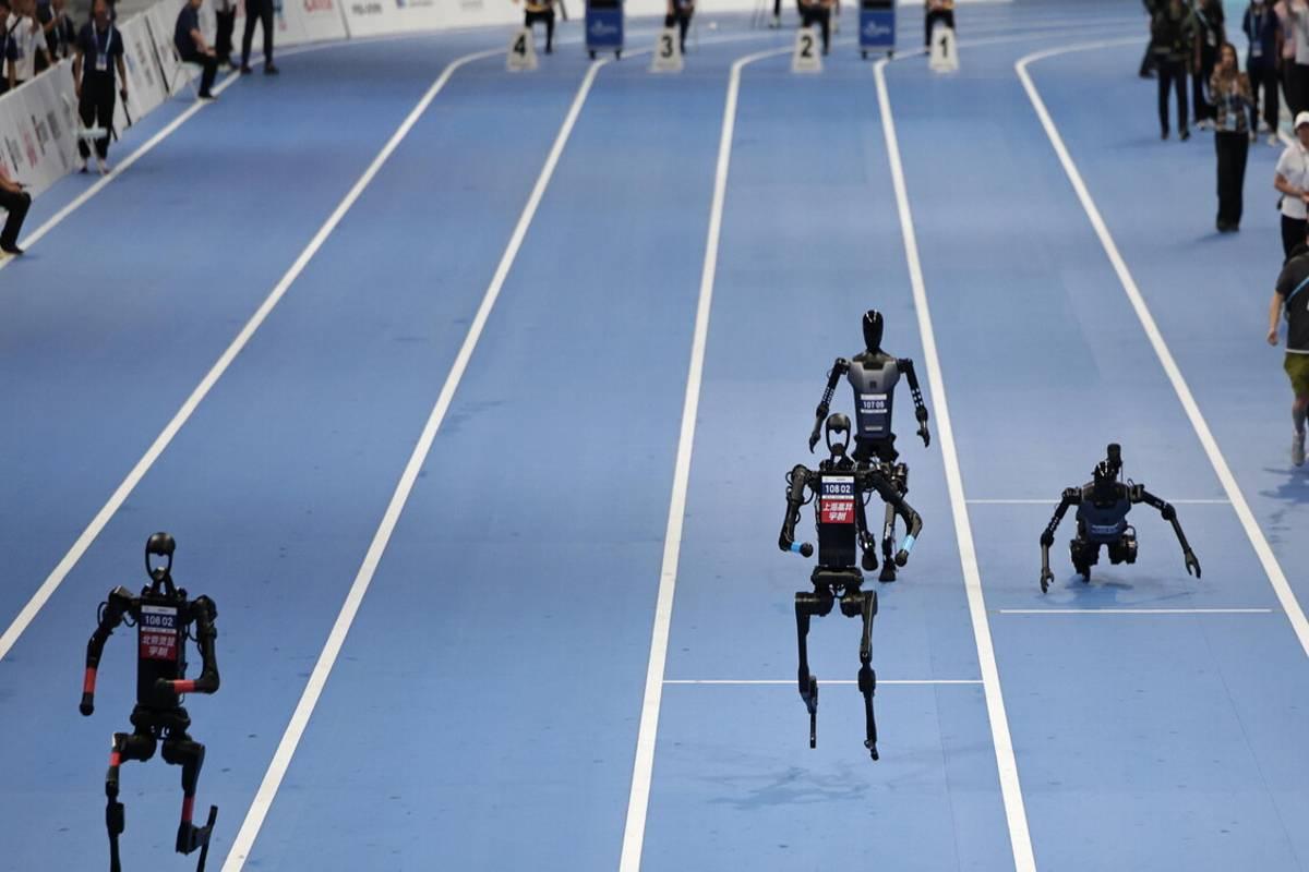 Olimpiadi dei robot: la sfida dei 100 metri e il calcio del futuro a Pechino