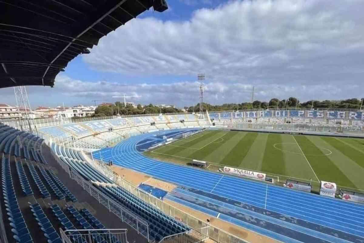 Pescara-Cesena: la tribuna danneggiata costringe a chiudere metà settore