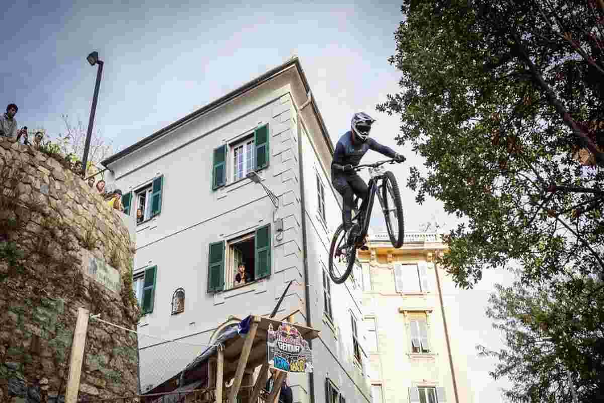 Red Bull Cerro Abajo: l'adrenalina dell'urban downhill torna a Genova