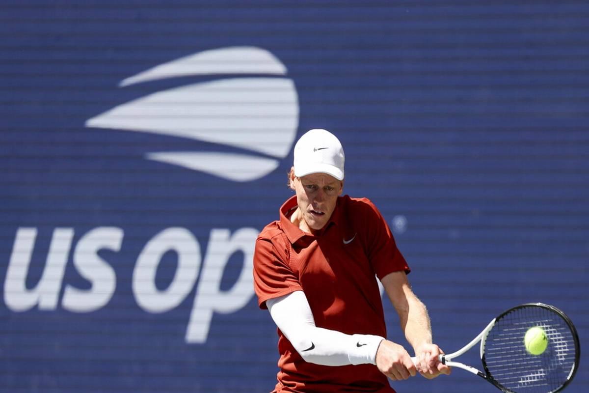 Sinner avanza agli ottavi dell'US Open dopo una battaglia con Shapovalov