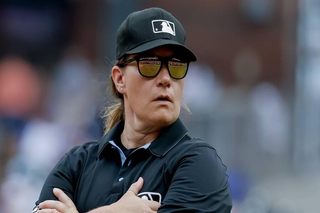 Una donna rompe il tabù nel baseball americano: arbitra una partita di Mlb
