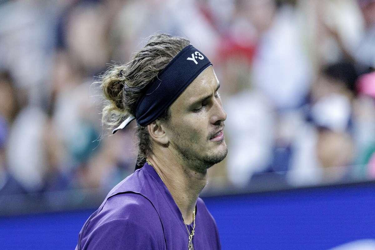 Zverev dice addio agli US Open, Swiatek avanza agli ottavi con grinta