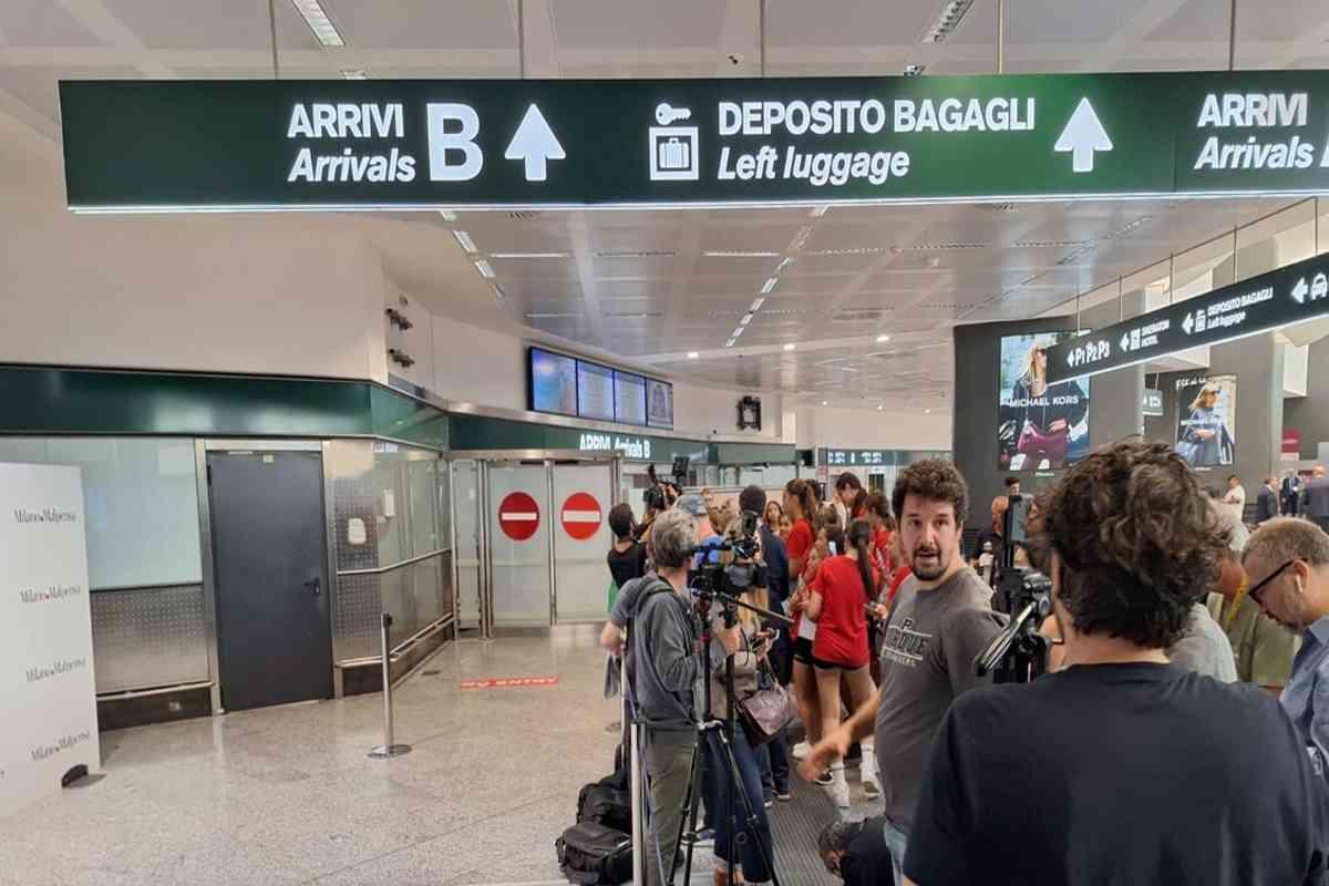 Azzurre del volley atterrano a Malpensa: un trionfo che ha fatto la storia