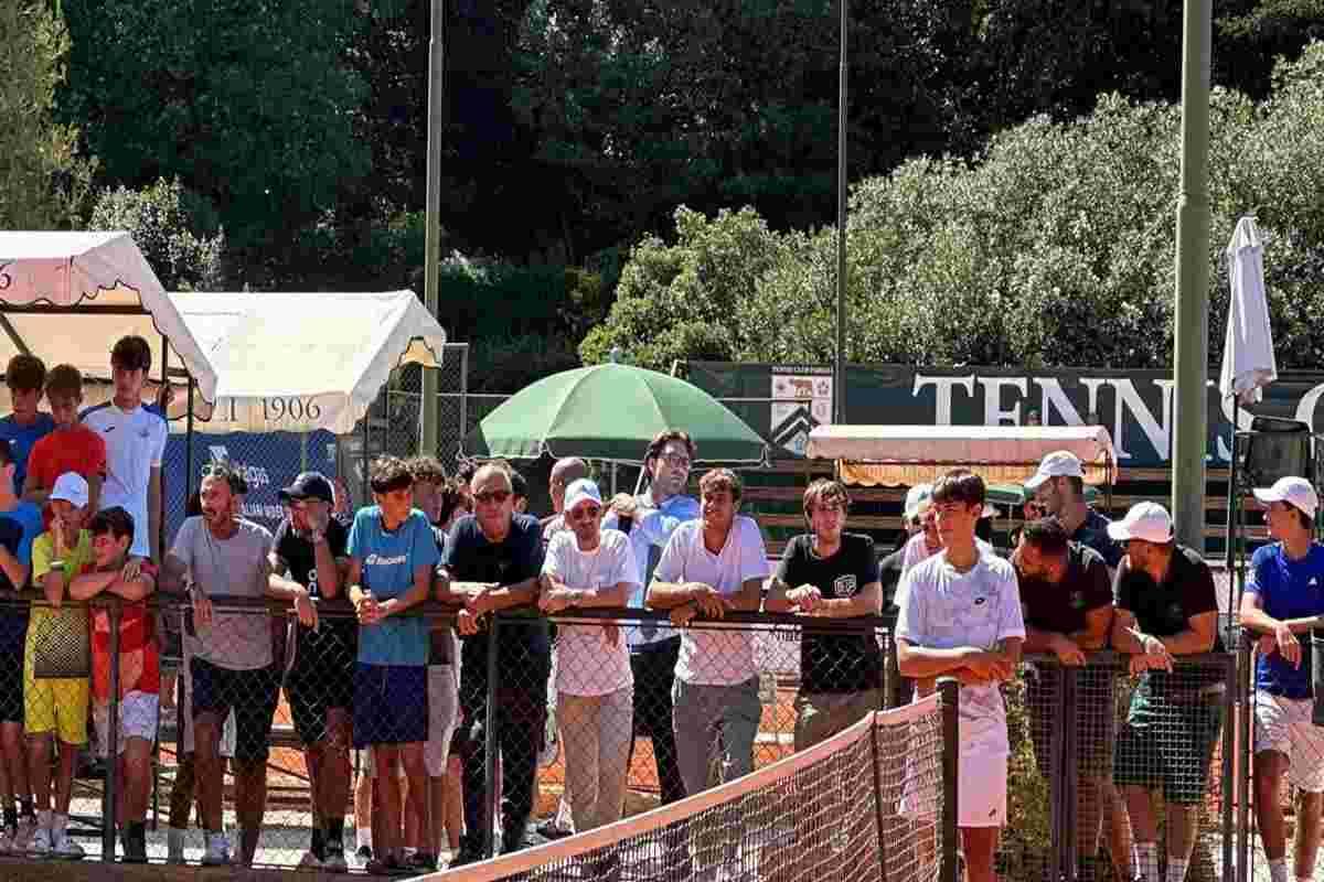 Cobolli firma autografi al Tc Parioli durante i campionati U14 di tennis