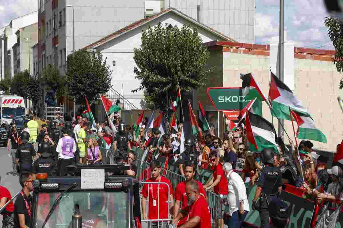 Collettivi in azione: il blocco del Giro dell'Emilia si ispira alla Vuelta