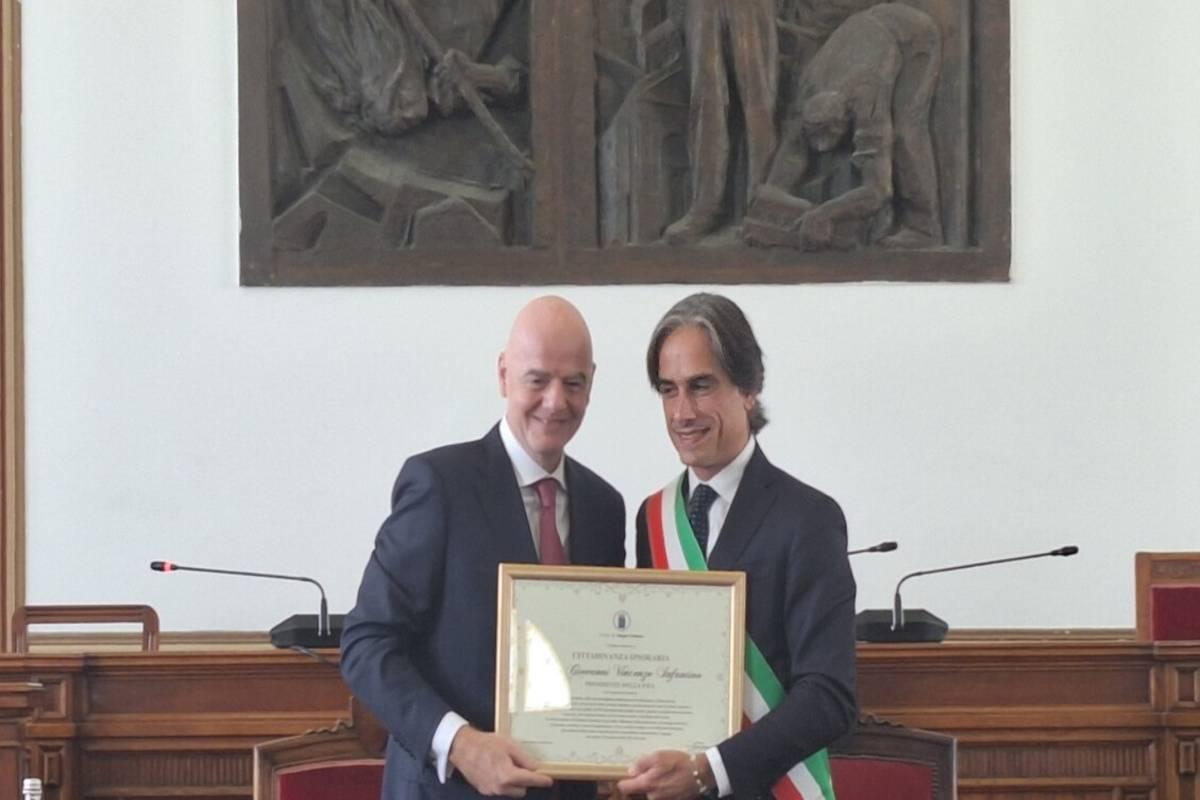 Infantino riceve la cittadinanza onoraria di Reggio Calabria: un riconoscimento sorprendente