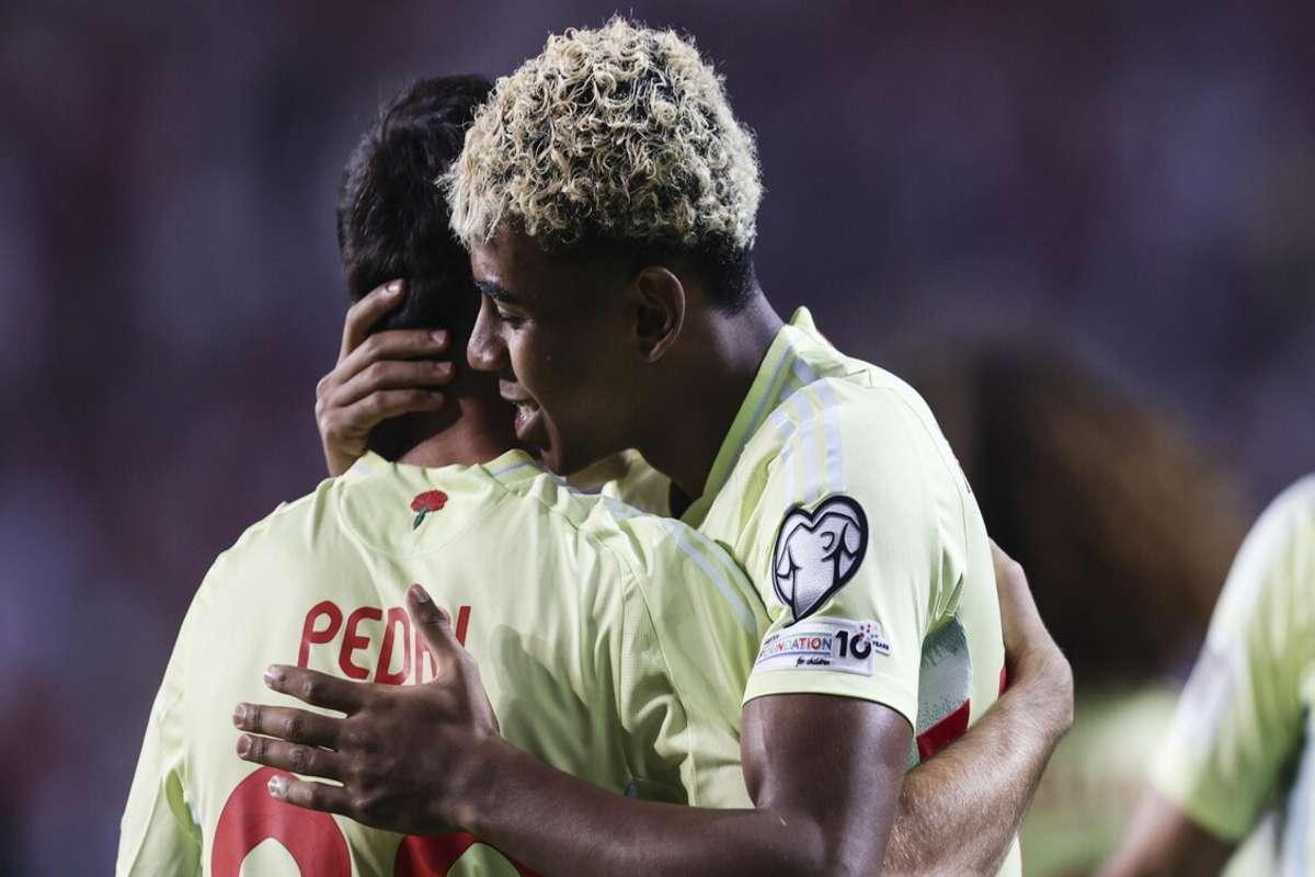 Lamine Yamal: la gioia di un giovane talento tra mamma e PlayStation