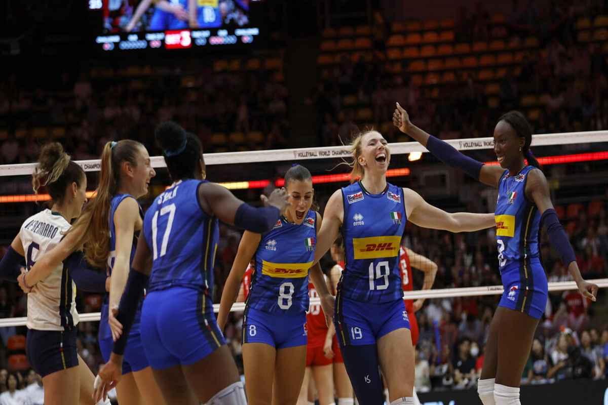 Le azzurre del volley trionfano a Malpensa: festa con coppa, cori e abbracci