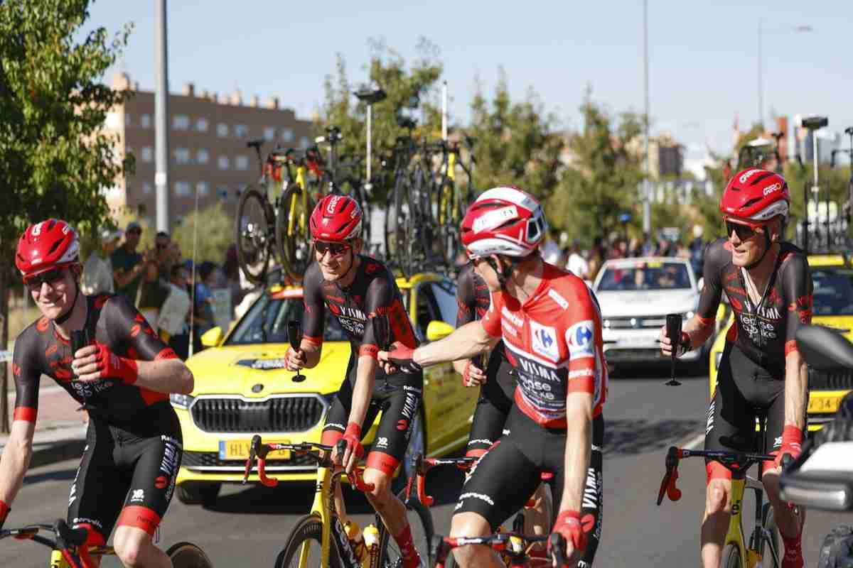 Manifestanti pro-Palestina bloccano la Vuelta a Madrid: un gesto di protesta che scuote il ciclismo
