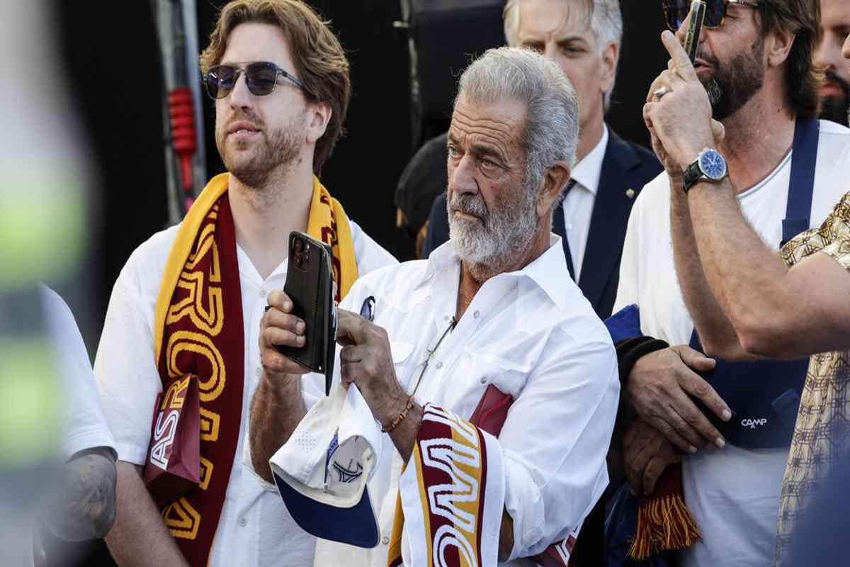 Mel Gibson tifa per la Roma: un'icona all'Olimpico per la sfida con il Verona