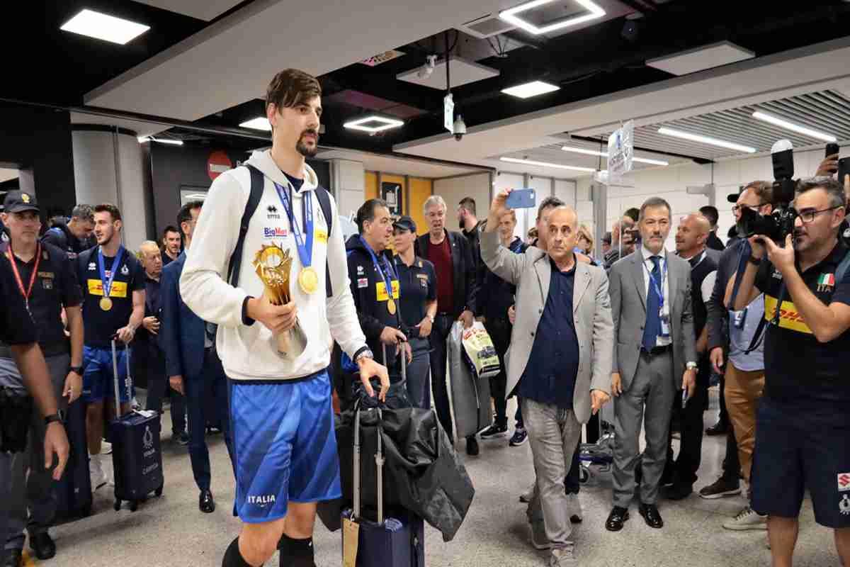 Pallavolo: gli azzurri festeggiano un trionfo al loro ritorno in Italia
