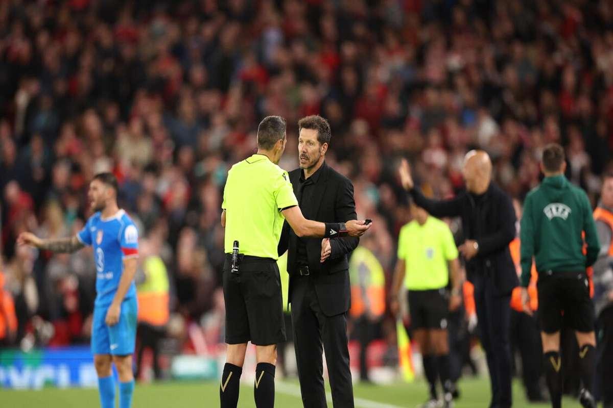 Simeone e il caos: insulti e rissa con i tifosi durante Liverpool-Atletico