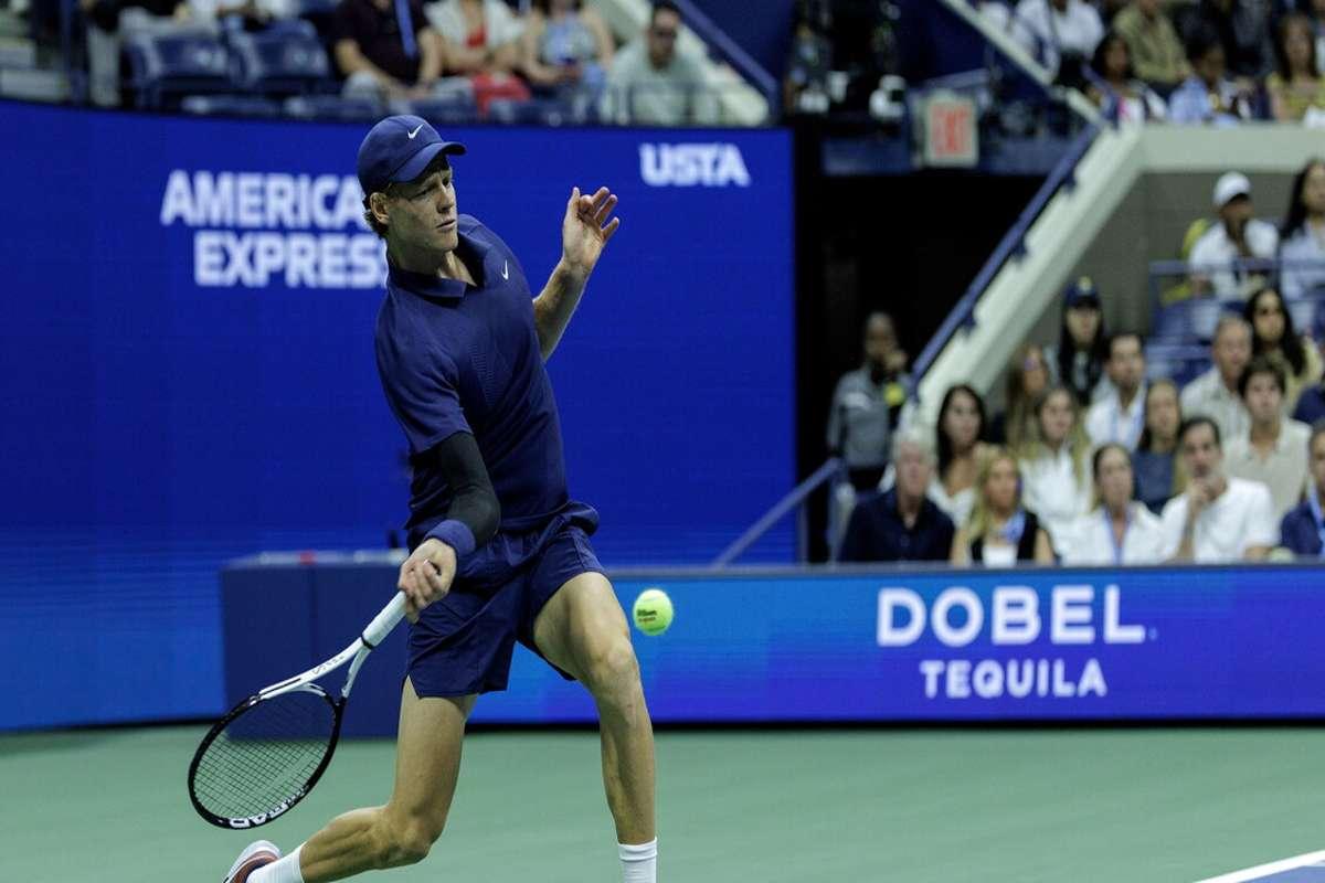 Sinner conquista i quarti di finale agli Us Open, supera Bublik in tre set emozionanti