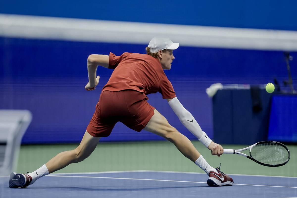 Sinner e il dilemma dei campi veloci: un confronto con altre situazioni nel tennis