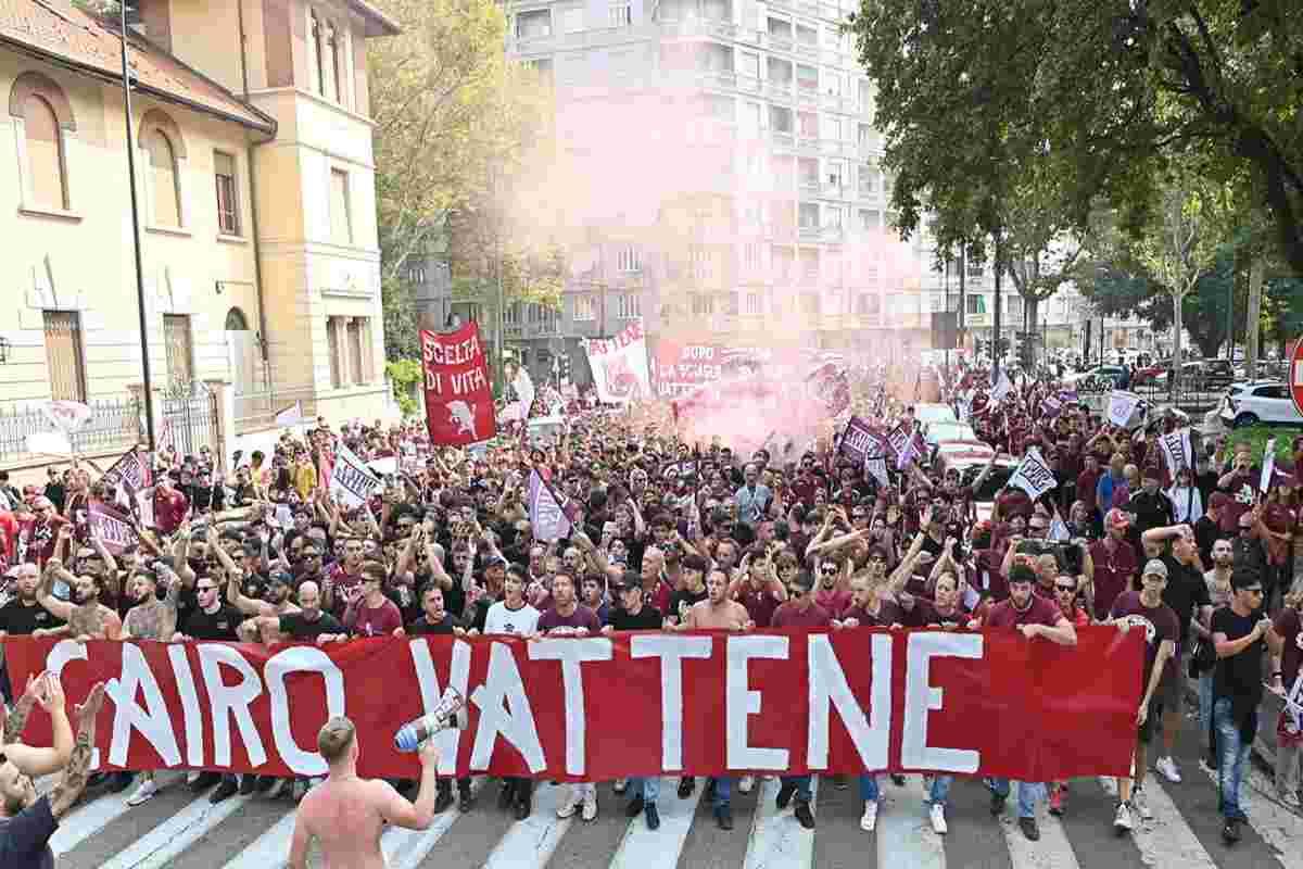 Striscioni contro Cairo: la notte di Torino si accende di protesta calcistica