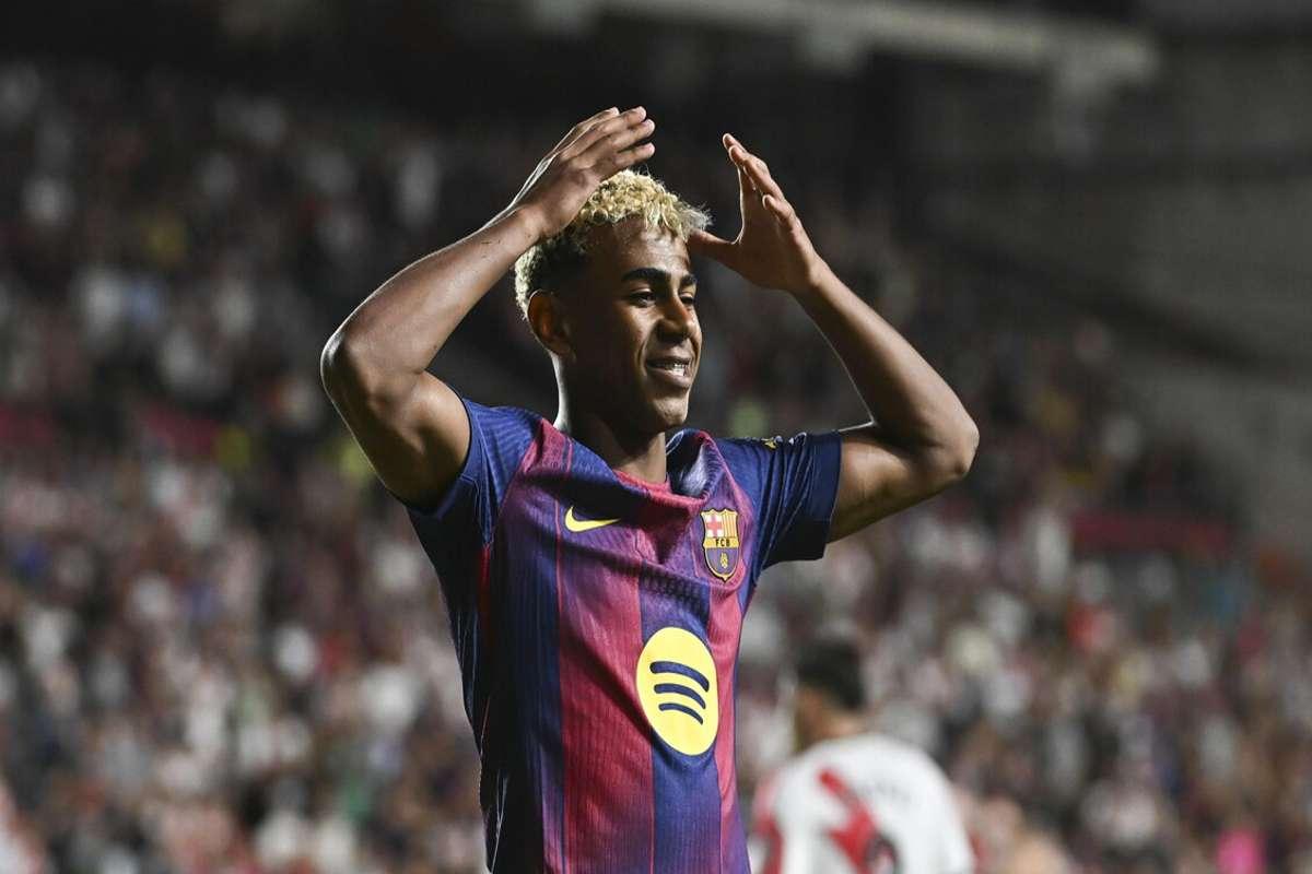 Yamal celebra come LeBron e indossa la corona da re del Barcellona