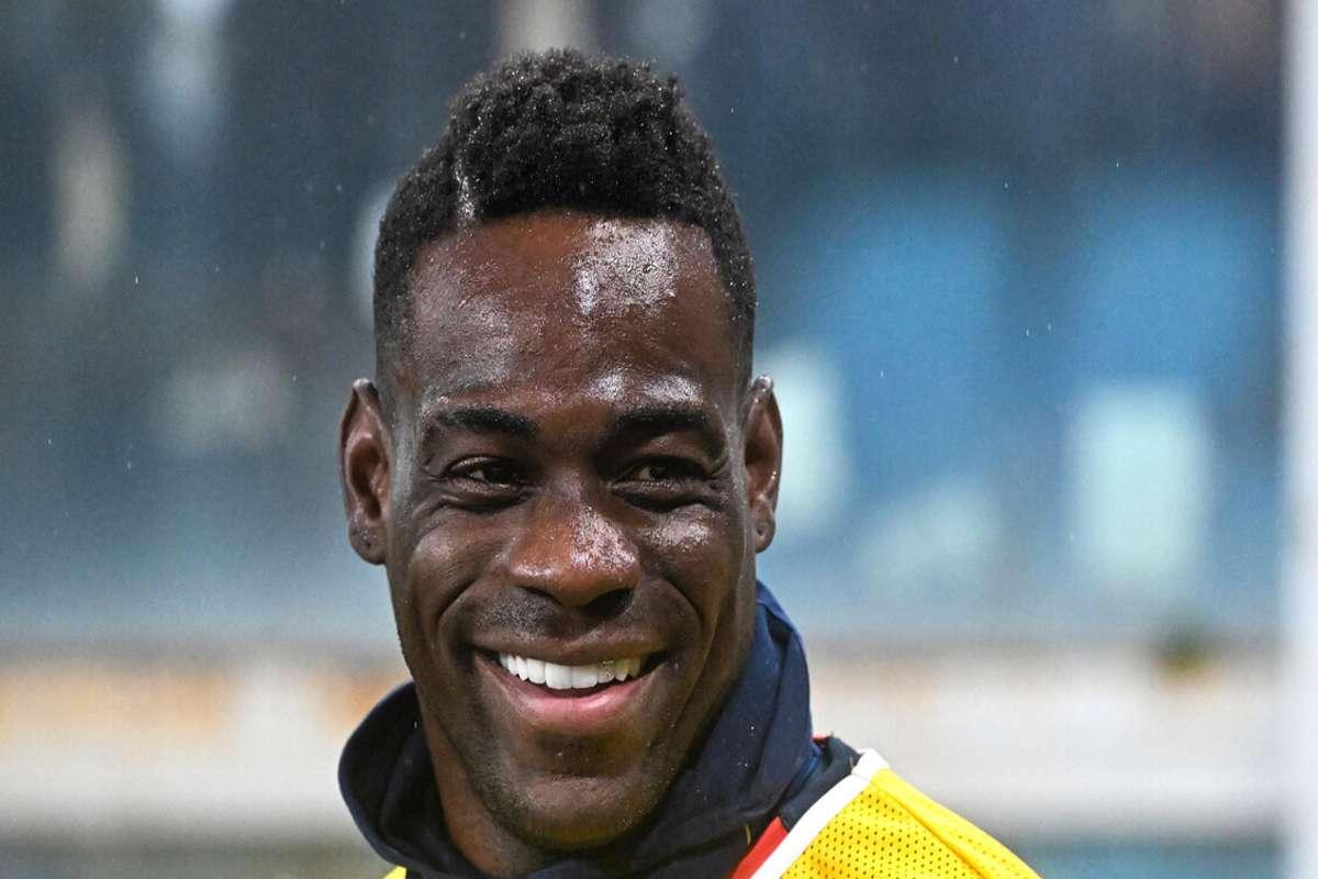 Balotelli si dedica ai bambini dopo il ritiro della patente
