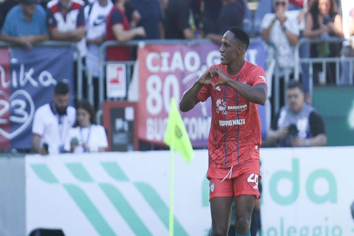 Cagliari in ansia per l'infortunio di Mina: il match col Bologna in bilico
