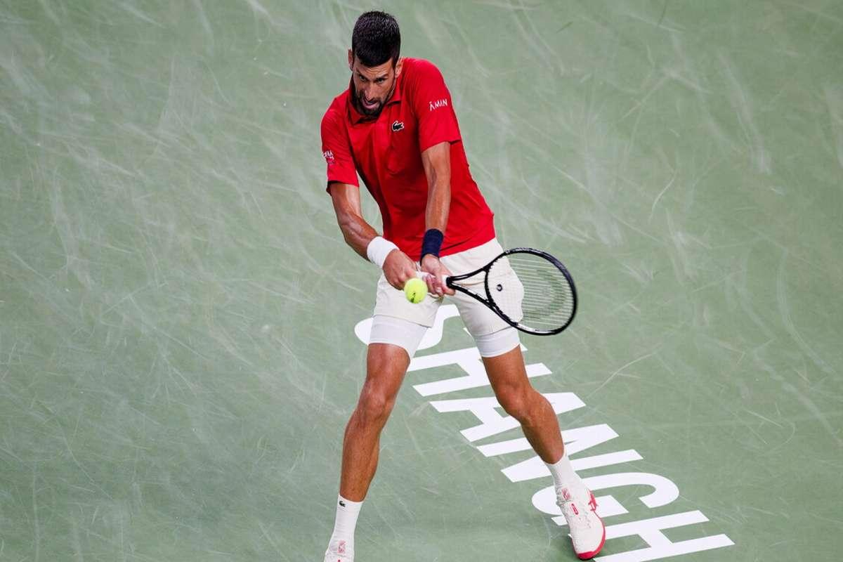 Djokovic conquista gli ottavi a Shanghai con una rimonta su Hanfmann