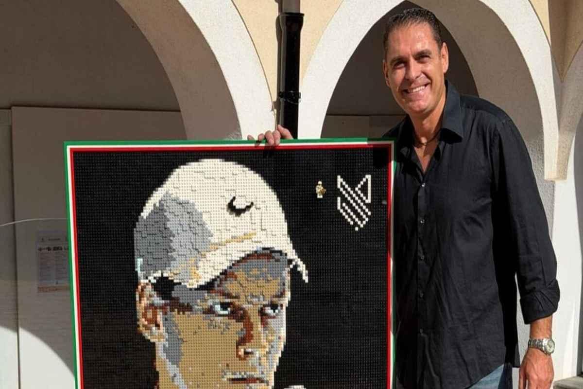 Il pugno alzato di Sinner si trasforma in un'opera d'arte in Lego