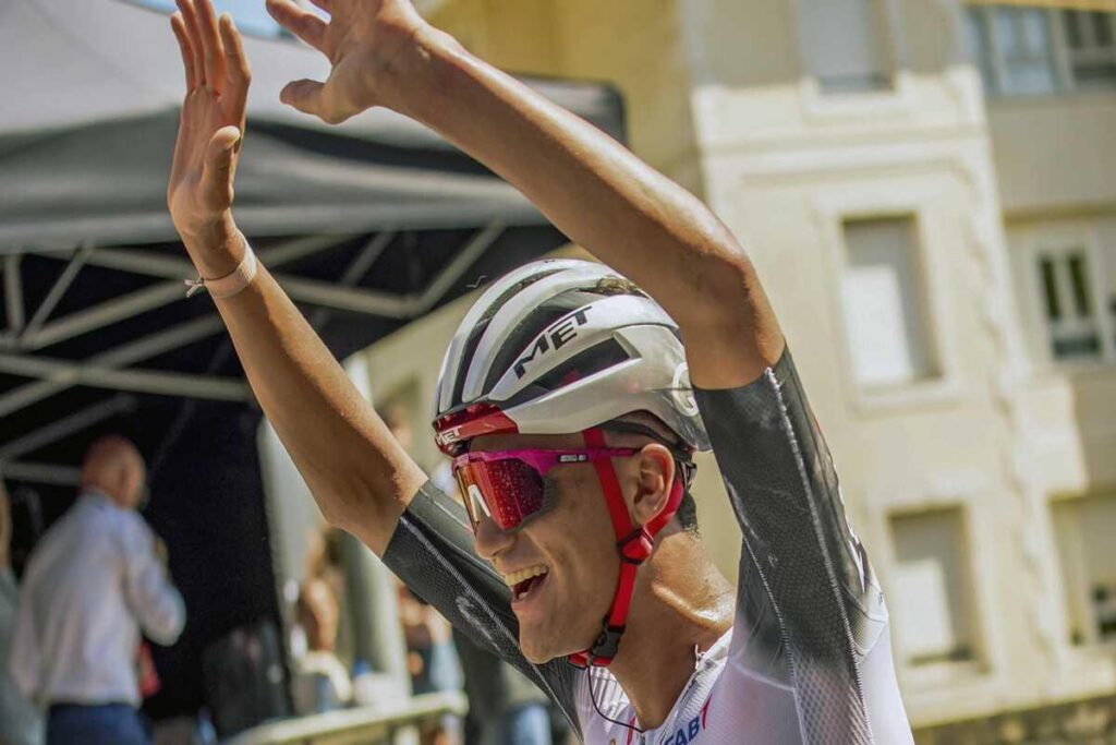 Isaac Del Toro conquista il Giro dell'Emilia con una straordinaria performance