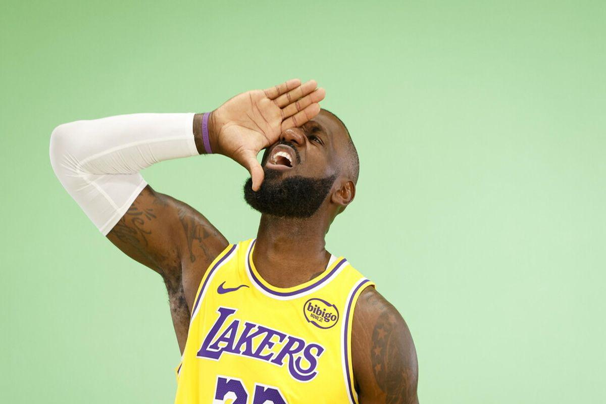 LeBron costretto a fermarsi: la sciatica lo tiene lontano dall'inizio della stagione NBA