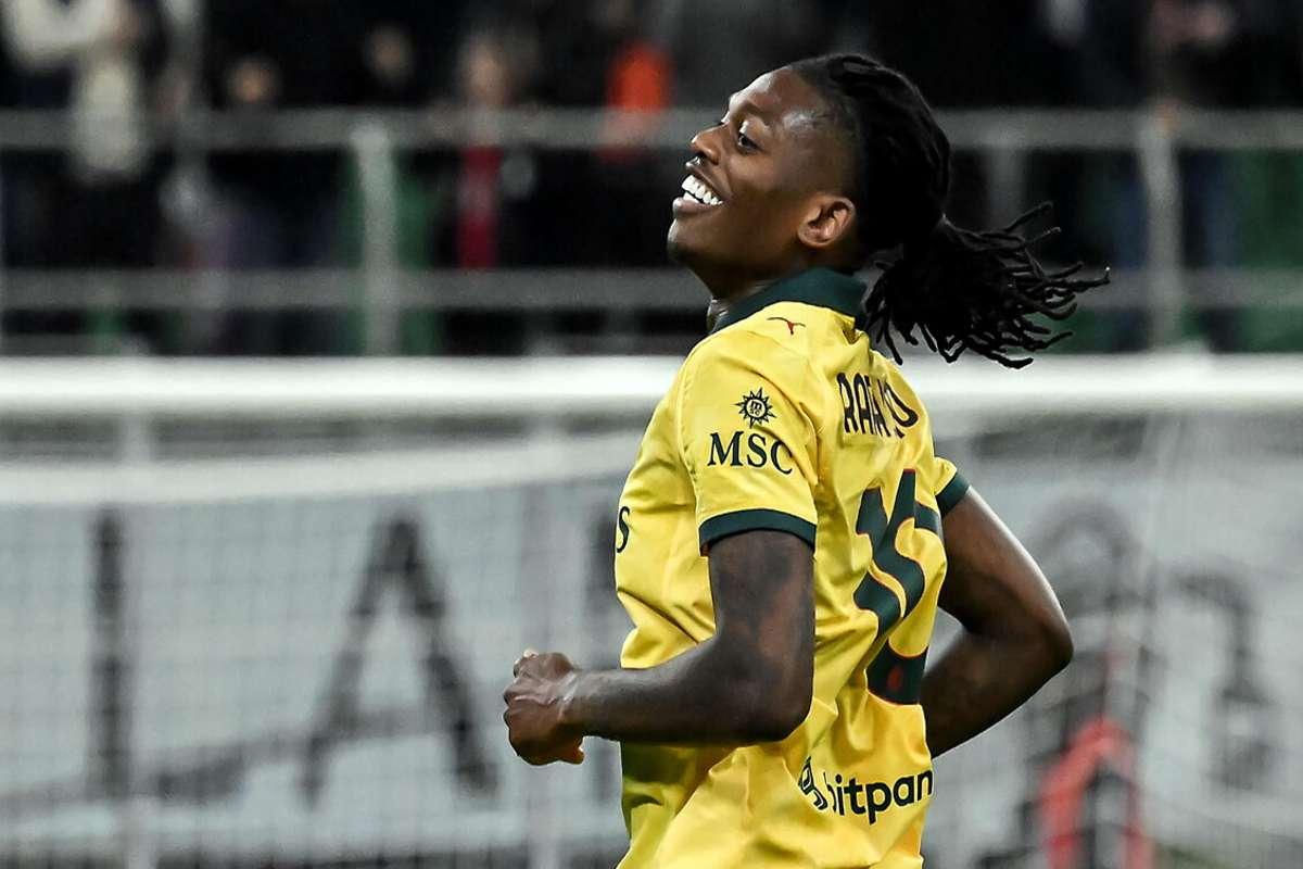Leao trascina il Milan in vetta con una doppietta, la Fiorentina ko