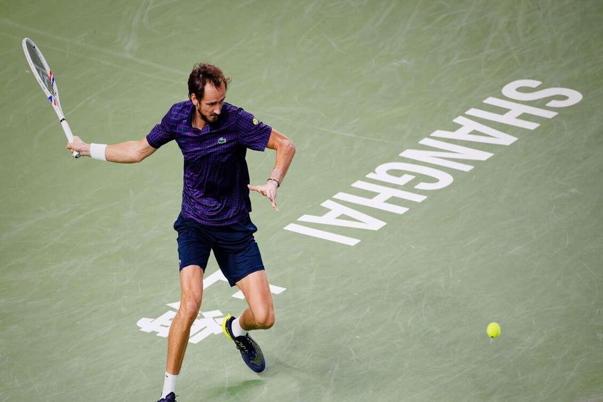 Medvedev conquista la semifinale a Shanghai dopo l'eliminazione di De Minaur
