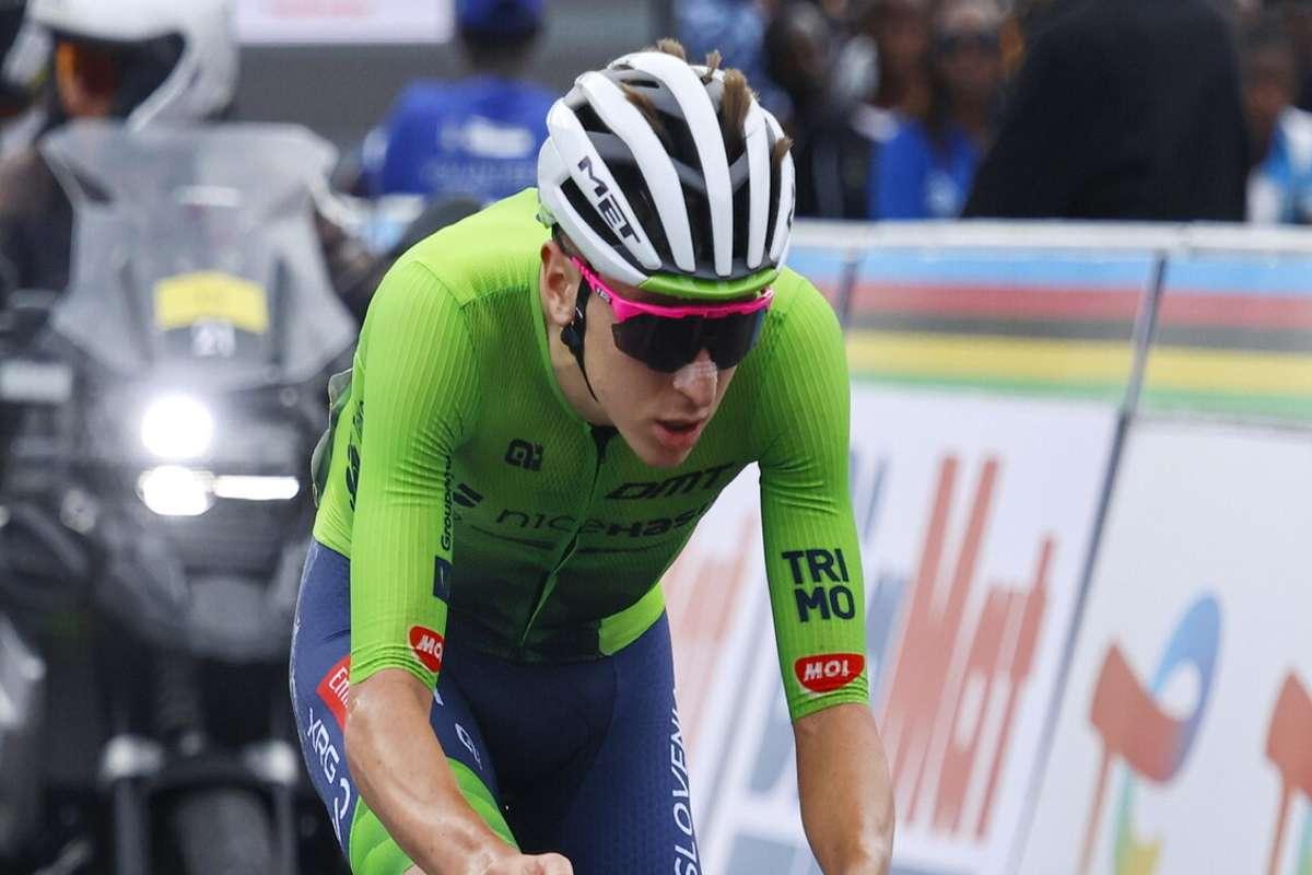 Pogacar celebra un momento straordinario per sé e per la squadra nel ciclismo