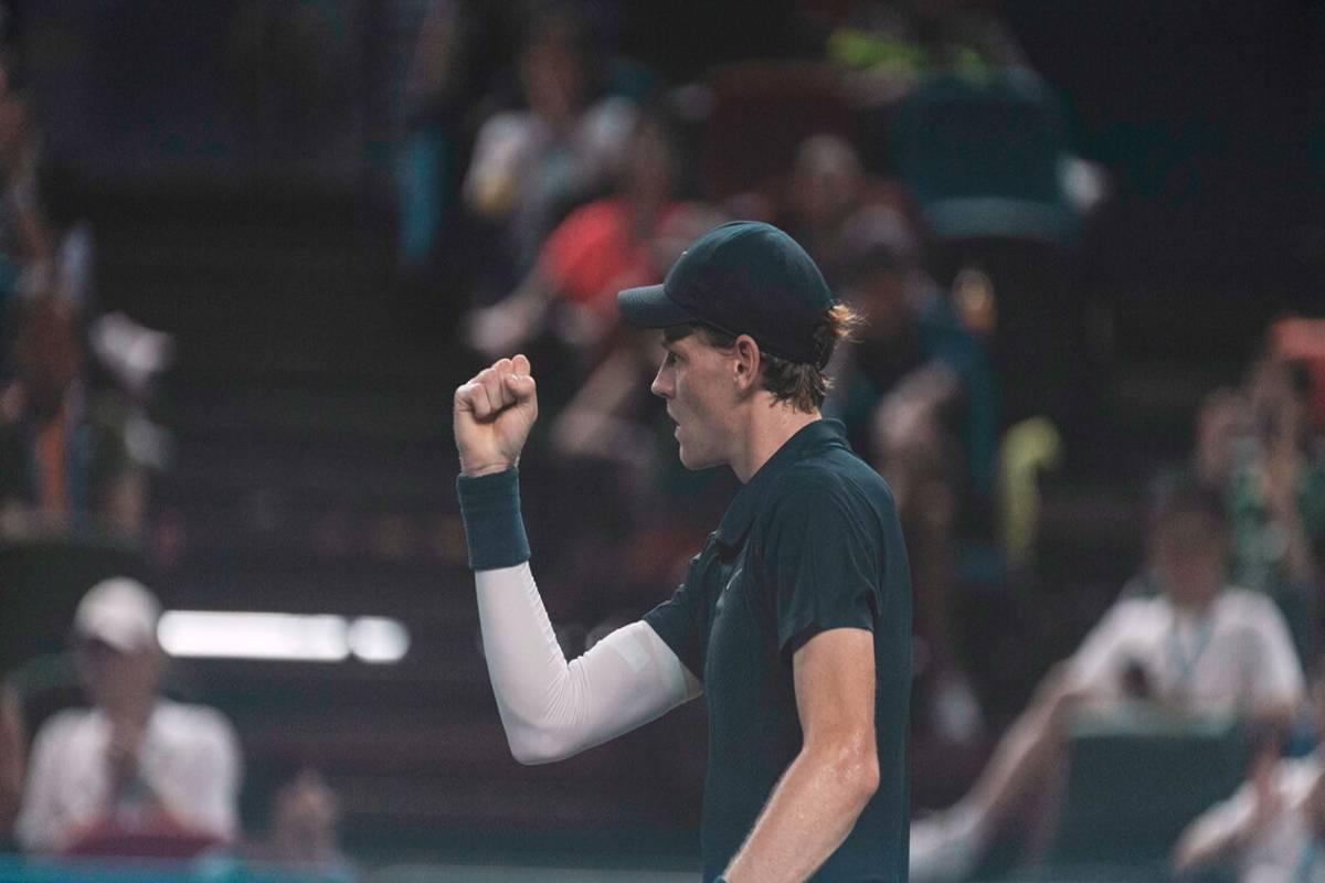 Sinner affronta le sfide dell'umidità a Shanghai: una battaglia sul campo