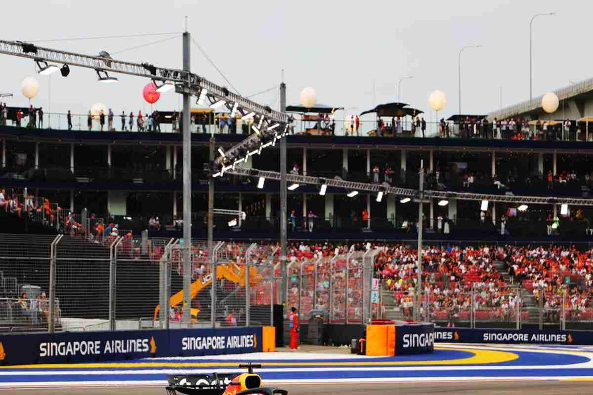 Verstappen brilla a Singapore: il più veloce nelle terze libere di F1